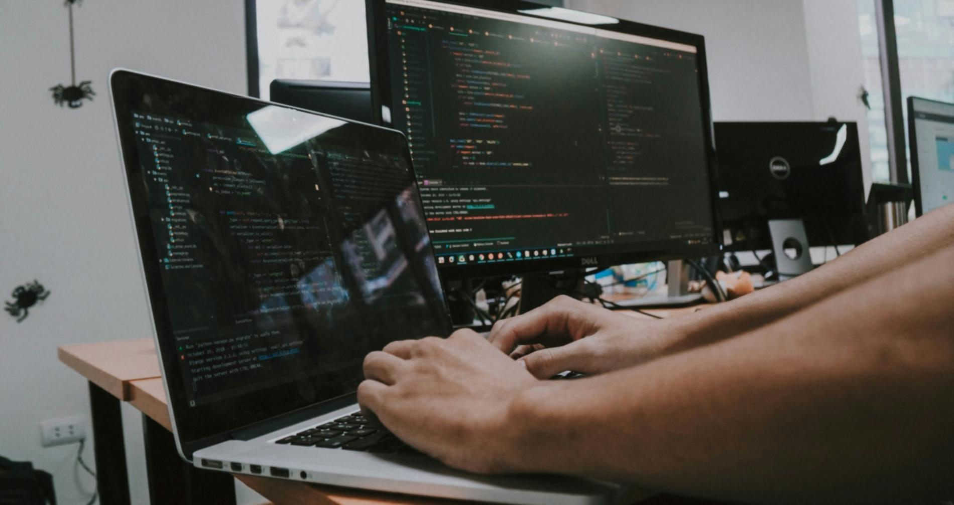 Estudiante trabajando en diseño de juegos 3D basados en física